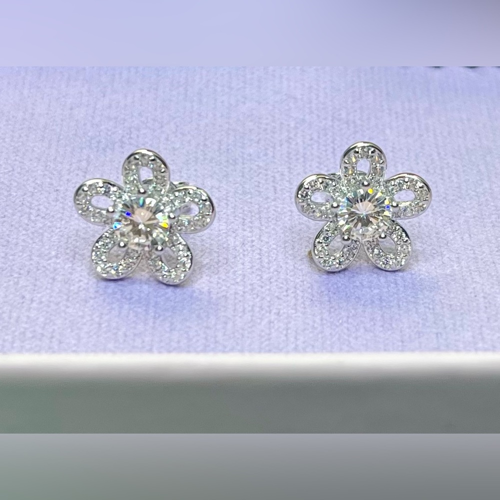 Silver Flower Crystal Stud Earrings - Sparkling White Floral Design